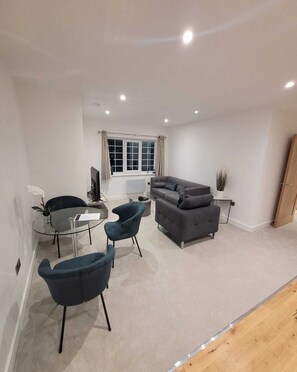 Deluxe Apartment | Living area | 43-inch Smart TV with satellite channels, TV, offices - Luxury 2 Bed Flat In The Heart Of Rochester (Rochester)