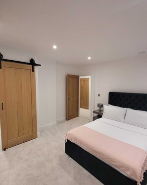 2 bedrooms, desk, laptop workspace, free WiFi - Luxury 2 Bed Flat In The Heart Of Rochester (Rochester)