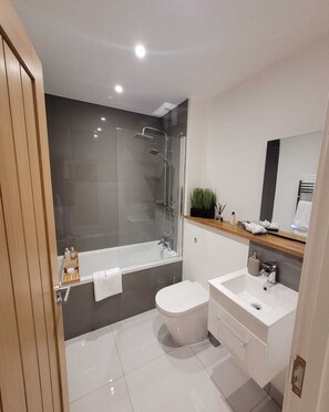 Apartamento luxo | Banheiro | Produtos de toalete grátis, toalhas de banho, sabonete, shampoo