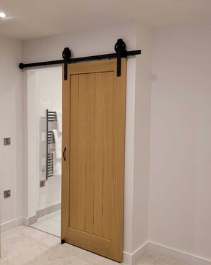 Deluxe Apartment | Bathroom | Free toiletries, towels, soap, shampoo - Luxury 2 Bed Flat In The Heart Of Rochester (Rochester)