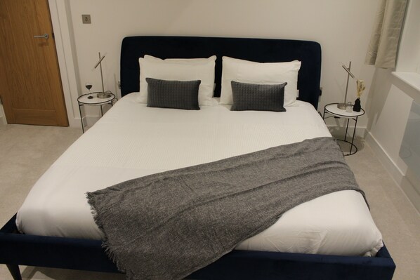 Deluxe Room | Iron/ironing board, free WiFi