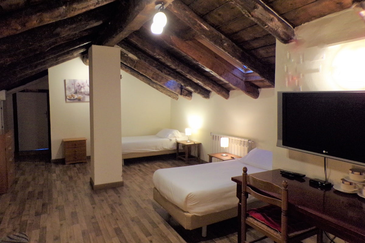 Suite Junior, non fumatori, vista montagna | Area soggiorno | TV a schermo piatto
