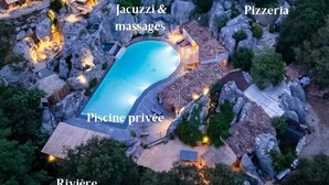 Eine Vogelperspektive eines Resorts mit privatem Pool, Restaurant, Pizzeria, Spa und einer Villa.