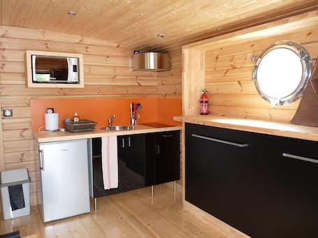 Fridge, microwave, stovetop, coffee/tea maker. Toue cabanée Accostée - Village Toue des Demoiselles