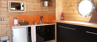 Toue cabanée Accostée - Village Toue des Demoiselles