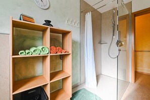 Een douche, een haardroger, handdoeken, zeep