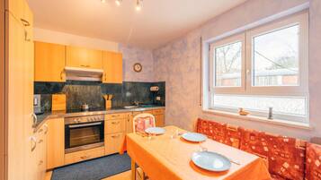Fridge, stovetop, coffee/tea maker, electric kettle
