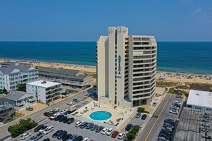 Un hotel con piscina, vista al mar y aparcamiento.