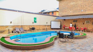 Outdoor pool - Geneva Continental Hotel (Awka)