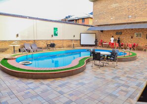 Outdoor pool - Geneva Continental Hotel (Awka)