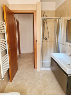 Dusche, Bidet, Toilettenpapier