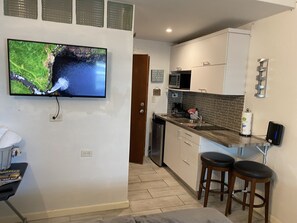 Réfrigérateur, micro-ondes, cafetière/bouilloire