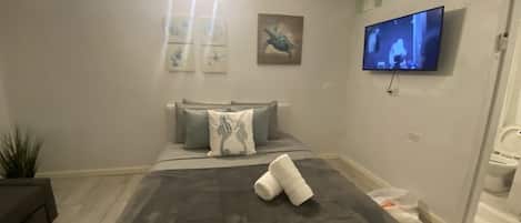 1 dormitorio, tabla de planchar con plancha, wifi gratis y ropa de cama