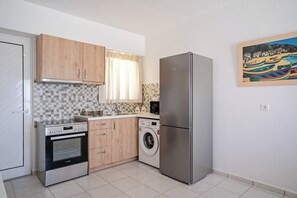 Refrigerador, microondas, horno y cafetera y tetera 