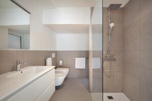 Dusche, Haartrockner, Bidet, Handtücher