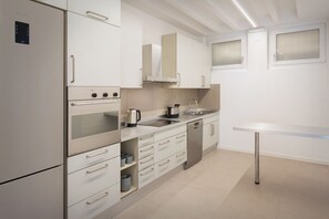 Kühlschrank, Ofen, Geschirrspüler, Wasserkocher mit Kaffee-/Teezubehör