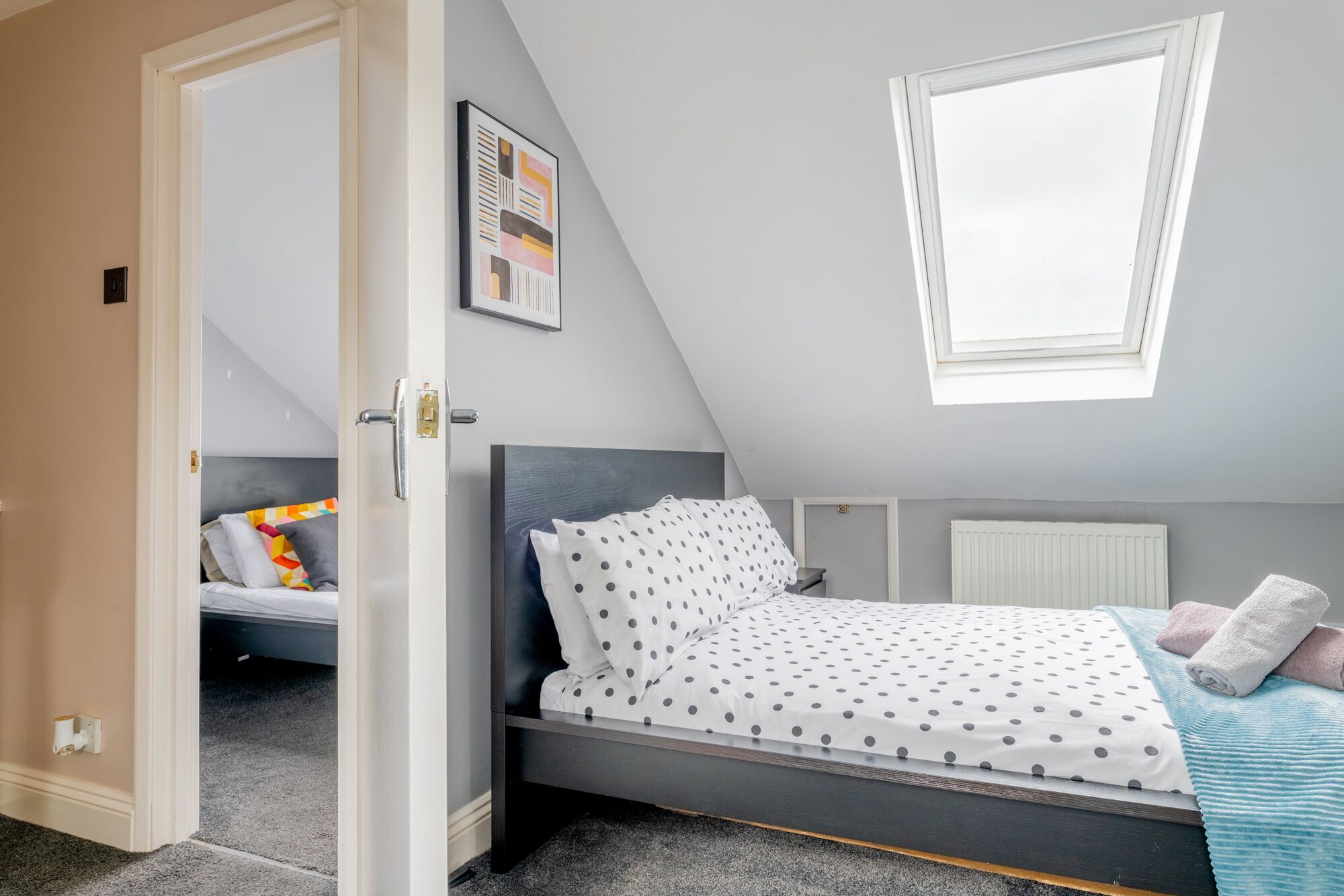 2 quartos, escrivaninha, ferros/tábuas de passar roupa