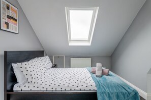 2 slaapkamers, een bureau, een strijkplank/strijkijzer, gratis wifi