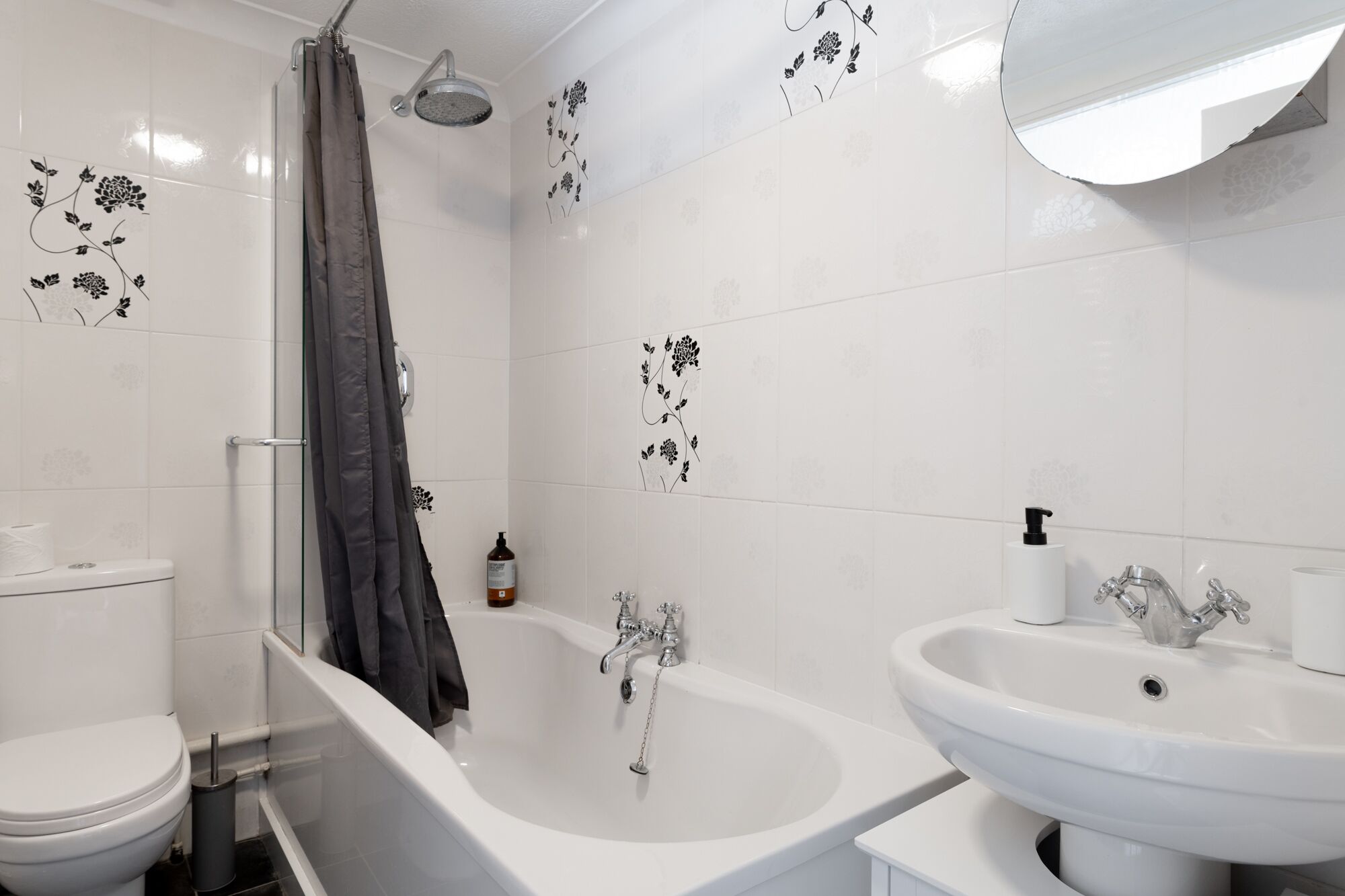 Chuveiro, secador de cabelo, toalhas de banho, sabonete