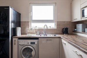 Een koelkast, een magnetron, een oven, een kookplaat