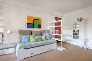 1 slaapkamer, een strijkplank/strijkijzer