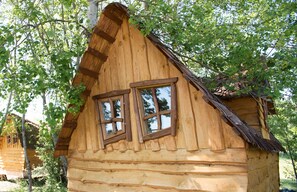 Exterior detail - Magic cabin (Chassenard)