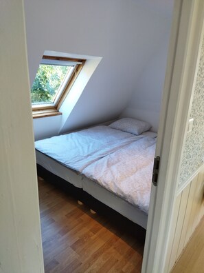 2 habitaciones, tabla de planchar con plancha y cuna de viaje 