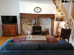 Televisión y chimenea 