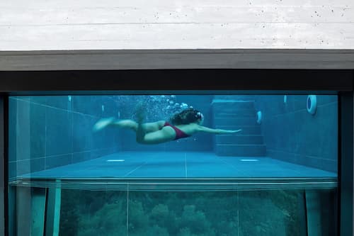 Una piscina al aire libre de temporada (de 10:00 a 19:00), sombrillas