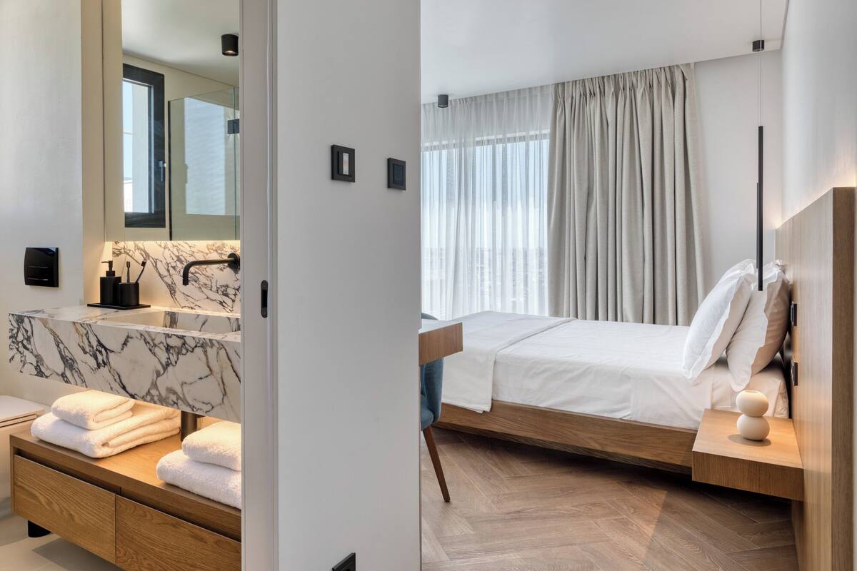 Premium bedding, pillow-top beds, minibar, in-room safe