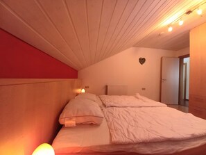 2 makuuhuonetta, vauvan matkasänky, Wi-Fi, vuodevaatteet