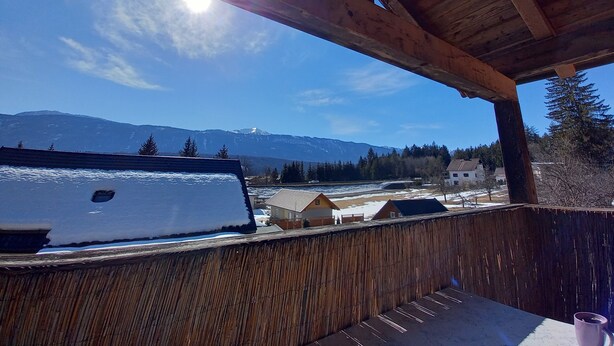 A wooden balcony with a view of snow-covered mountains and a clear sky. - Poludnig, cozy 5 P apartment (Presseggersee)