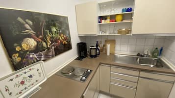 Fridge, stovetop, coffee/tea maker, toaster