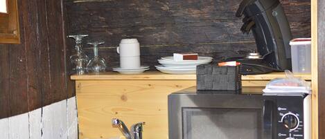 Een koelkast, een microgolfoven, een koffiezetapparaat/waterkoker