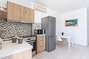 Fridge, microwave, oven, coffee/tea maker