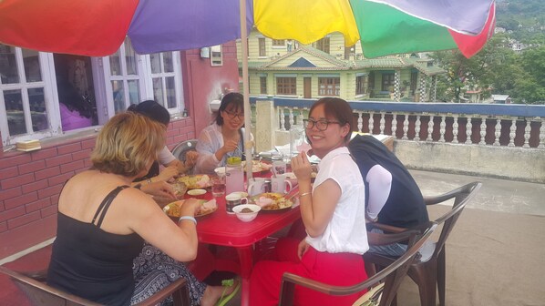 Outdoor dining - Friendship Home Stay (Kathmandu)