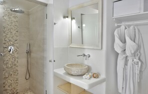 Quarto luxo | Banheiro | Roupões de banho, chinelos, toalhas de banho, papel higiênico
