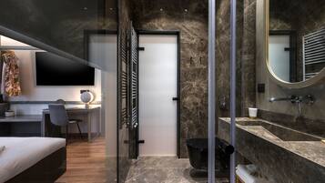 Executive Suite | Bathroom | Combined shower/tub, hydromassage showerhead, free toiletries