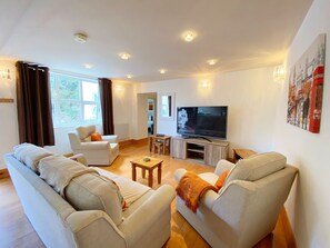 Smart TV - Lower Stables Apartment at Meadfoot Bay. Ground floor Sleeps 4 guests  in 2 bedrooms (Torquay)