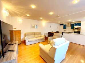 Smart TV - Lower Stables Apartment at Meadfoot Bay. Ground floor Sleeps 4 guests  in 2 bedrooms (Torquay)