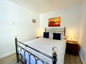 2 bedrooms, iron/ironing board, free WiFi, bed sheets - Lower Stables Apartment at Meadfoot Bay. Ground floor Sleeps 4 guests  in 2 bedrooms (Torquay)