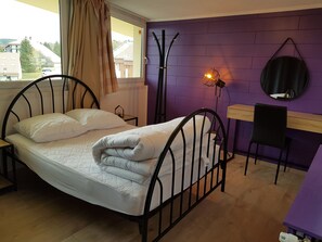 2 間睡房、可攜式嬰兒床