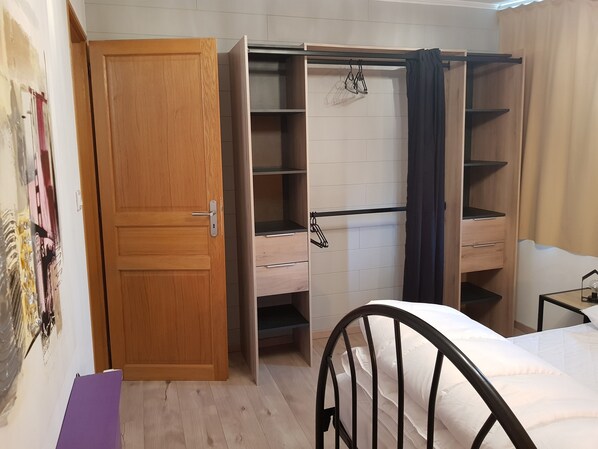 2 makuuhuonetta, vauvan matkasänky