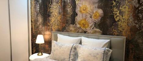 1 slaapkamer, geluiddichte muren, een strijkplank/strijkijzer, reisbedje