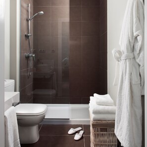 Shower, hair dryer, towels - Apartment Suite Classic on the Rambla-Boqueria (Barcelona)