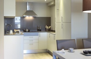 Réfrigérateur, four à micro-ondes, lave-vaisselle, cafetière-théière