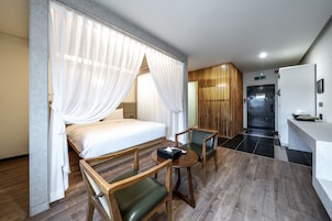 Habitación Deluxe doble, 1 cama de matrimonio grande, no fumadores | Edredones de plumas, caja fuerte, decoración individual