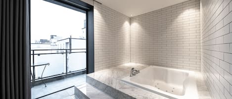1 habitación, edredón y caja de seguridad en la habitación