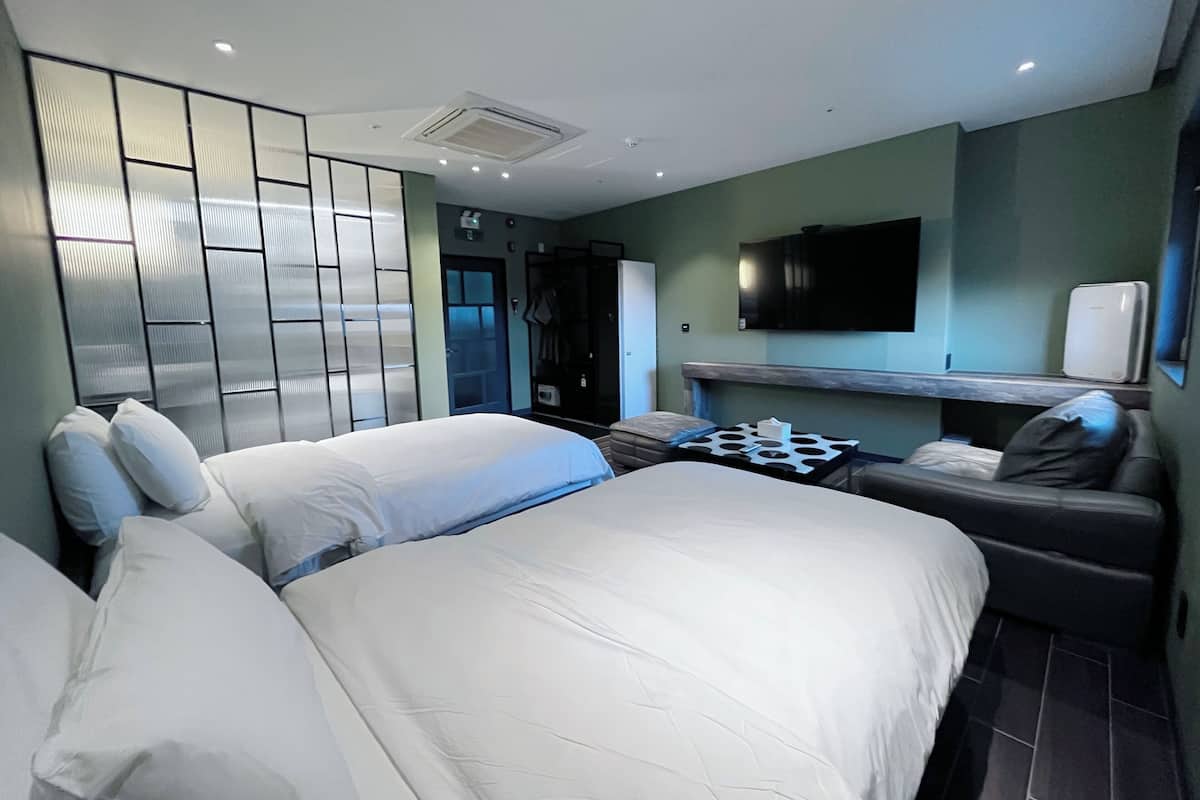 Cubrecamas y caja de seguridad en la habitación