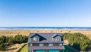 Exterior - OCEAN FRONT, Pets OK, Ping Pong, Near Town and Discovery Trail (Ocean View B) (Long Beach)